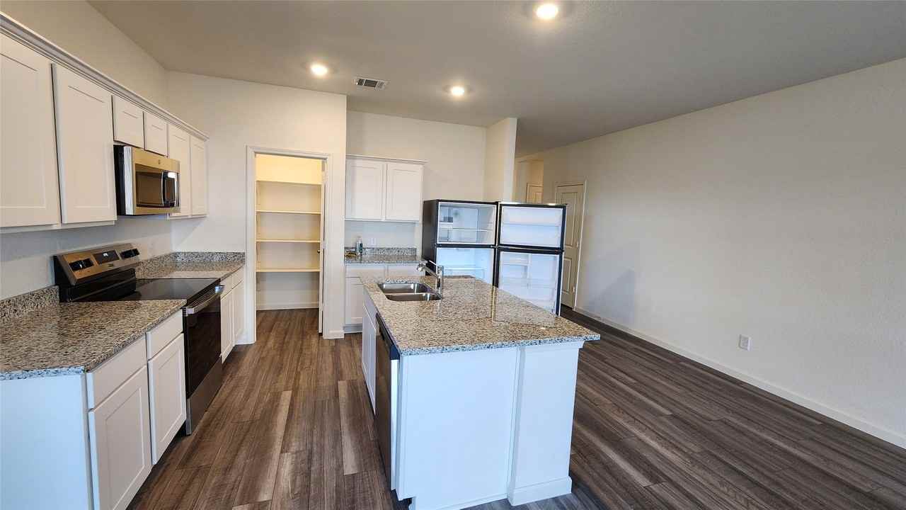 1262 Lambert Ln - Photo 7 of 35