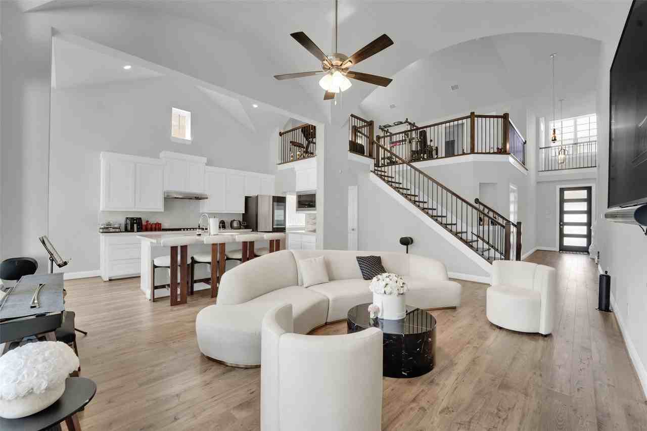 3520 Helios Ln - Photo 5 of 36