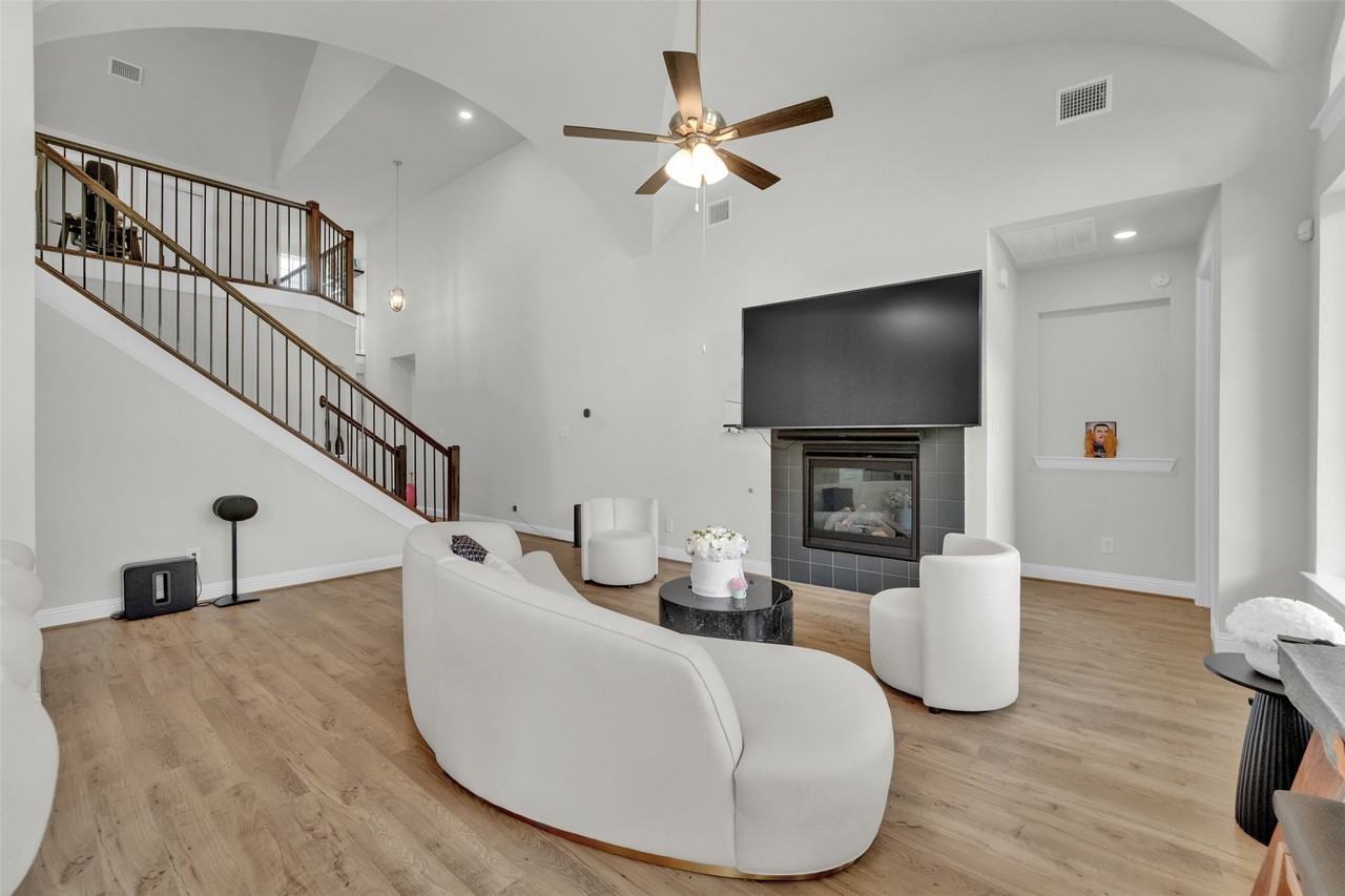 3520 Helios Ln - Photo 6 of 36