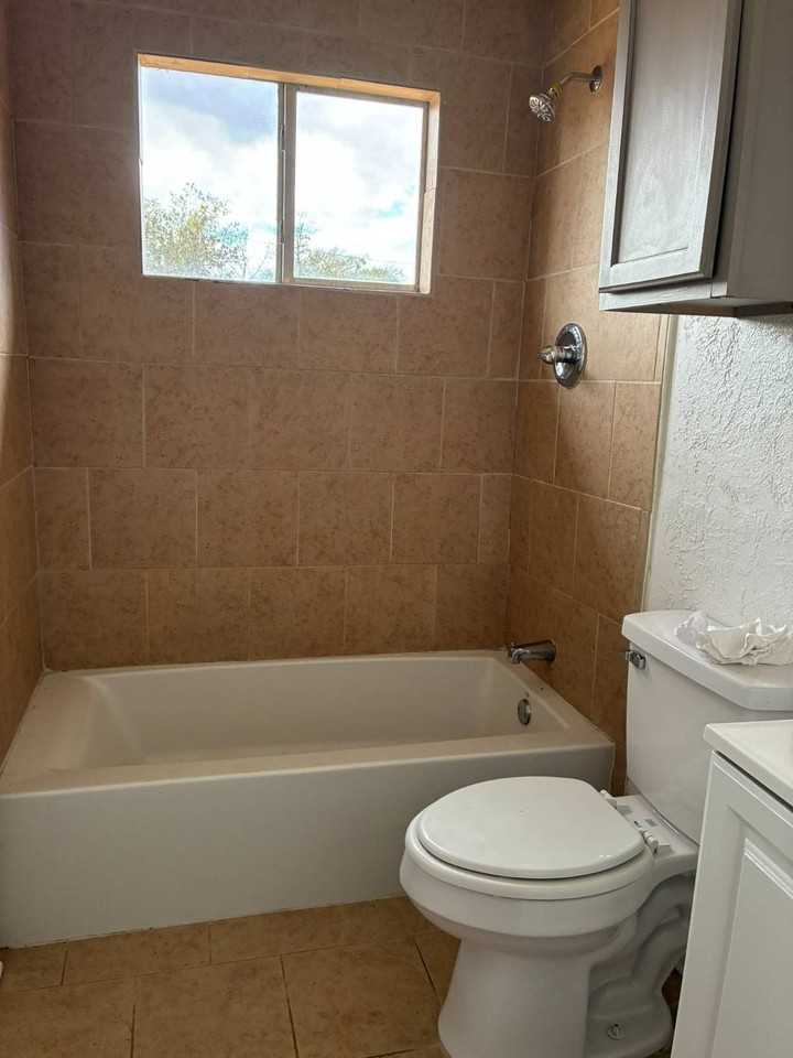 701 Sw 46th St - Photo 5 of 10