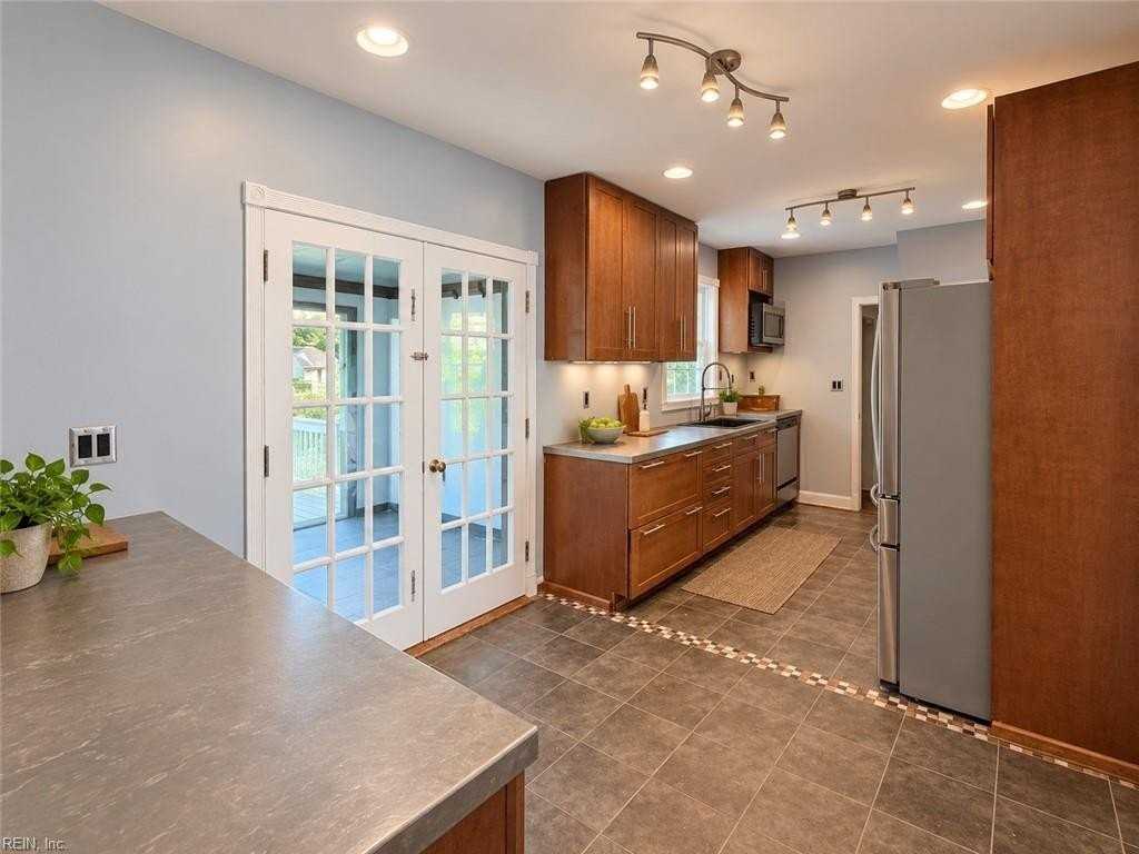 410 Burleigh Ave - Photo 3 of 13