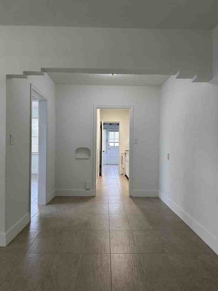 1018 Ne 3rd St #1018 - Photo 5 of 18