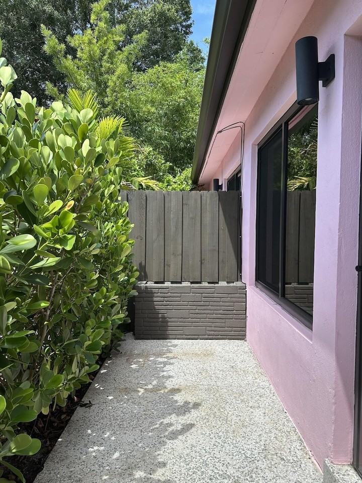 1117 Ne 17th Way - Photo 2 of 24