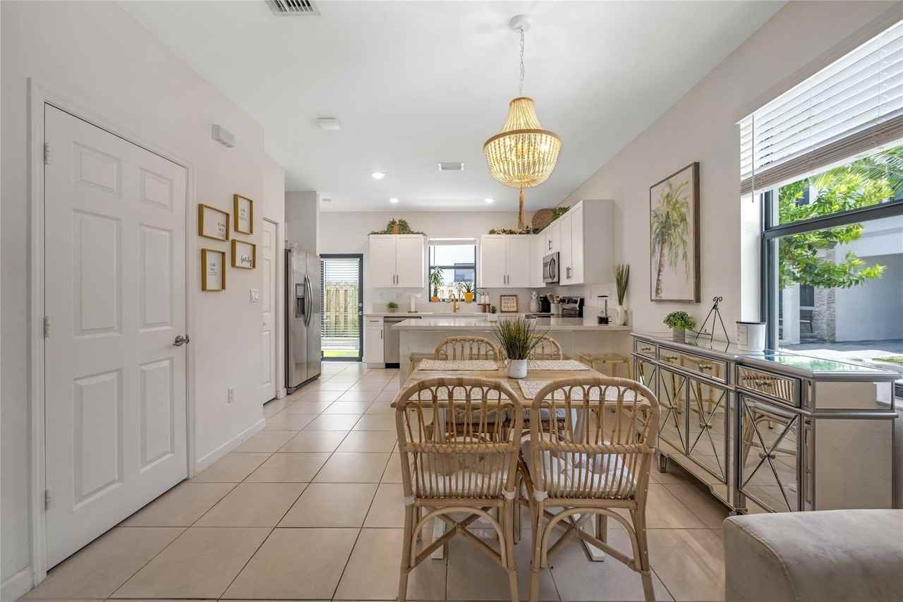 1622 Sw 28th Ct - Photo 2 of 25