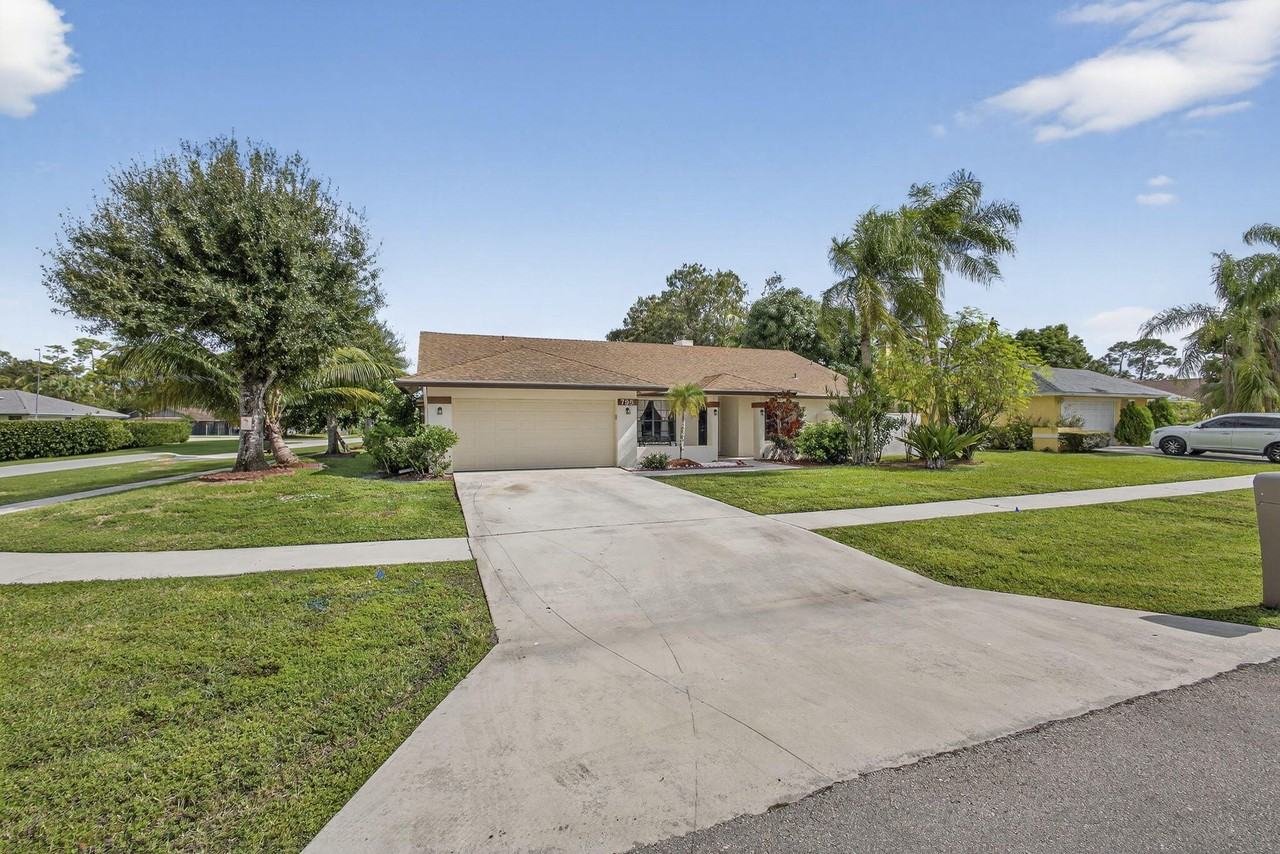 798 Blueberry Dr - Photo 4 of 50
