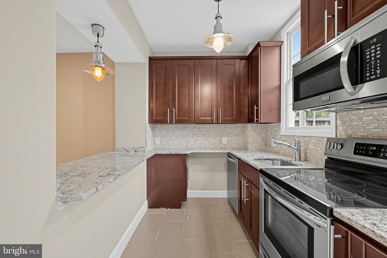 208 T St Ne #1 - Photo 2 of 16