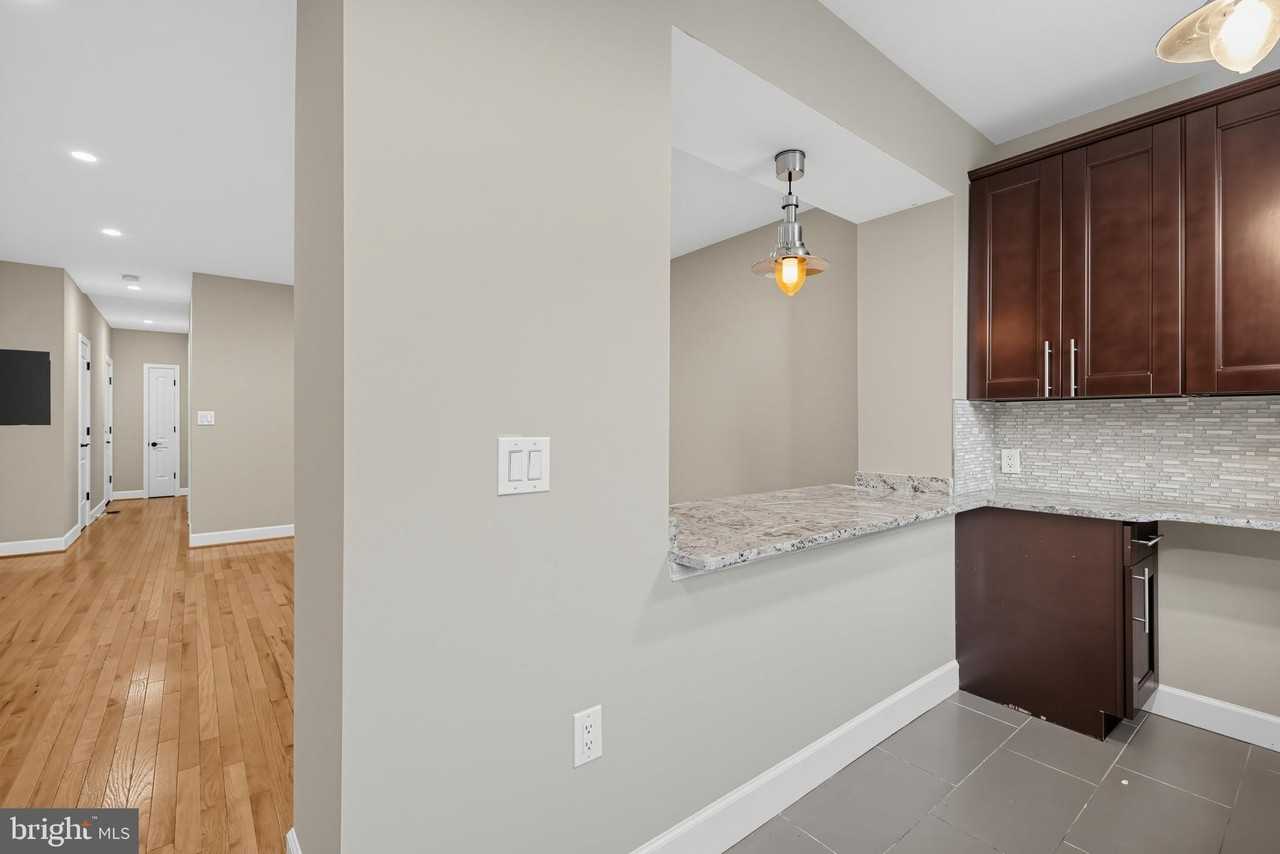 208 T St Ne #1 - Photo 4 of 16