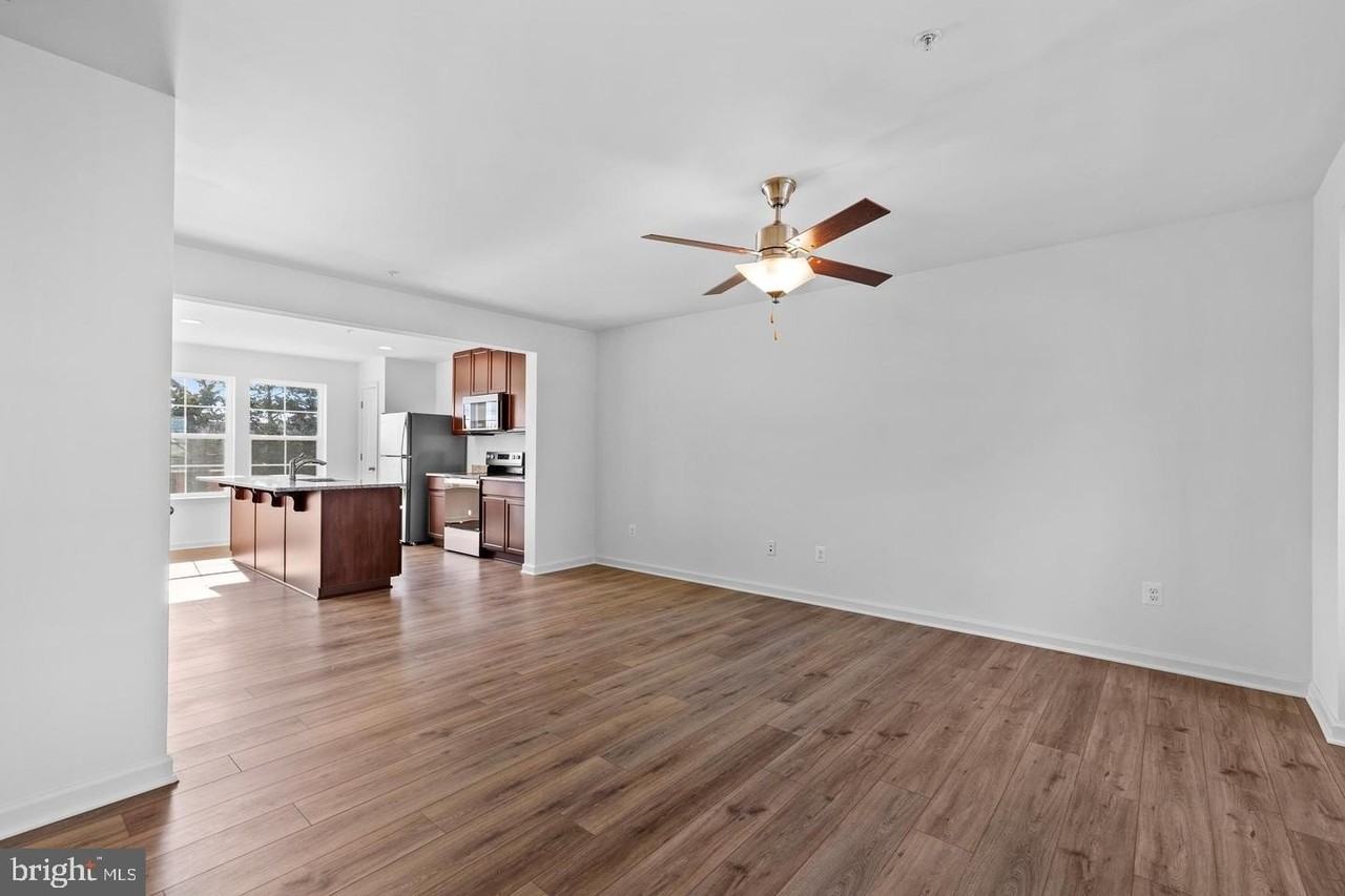 482 Peleton St - Photo 3 of 27