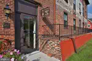 featured image of 624 E Walnut St #102