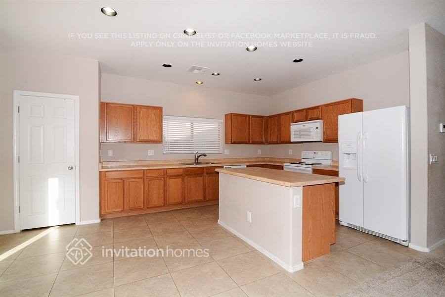 18553 W Mariposa Dr - Photo 5 of 21
