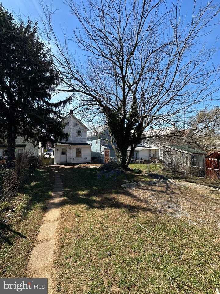 712 W King St - Photo 3 of 37