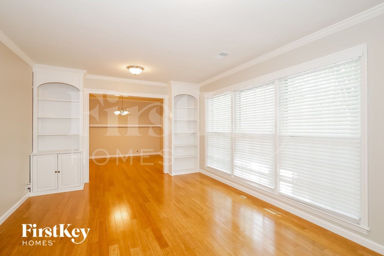 7614 Robin Crest Rd - Photo 5 of 15