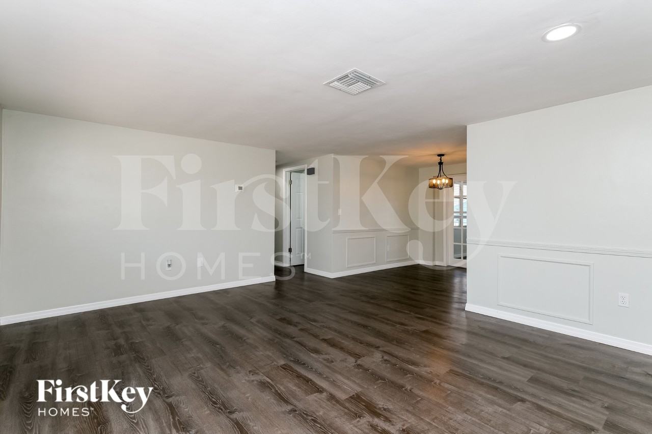 7424 Neva Ln - Photo 4 of 16