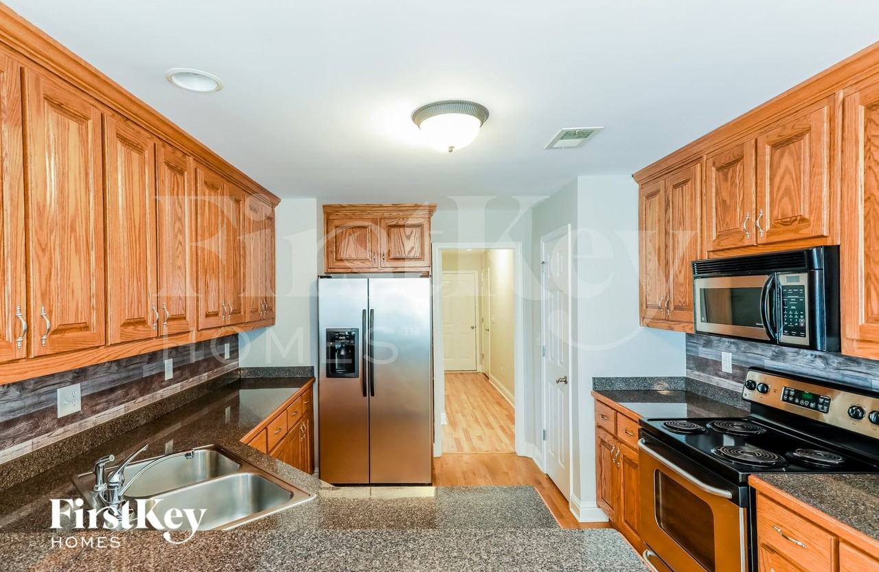 1306 Golden Way - Photo 5 of 15