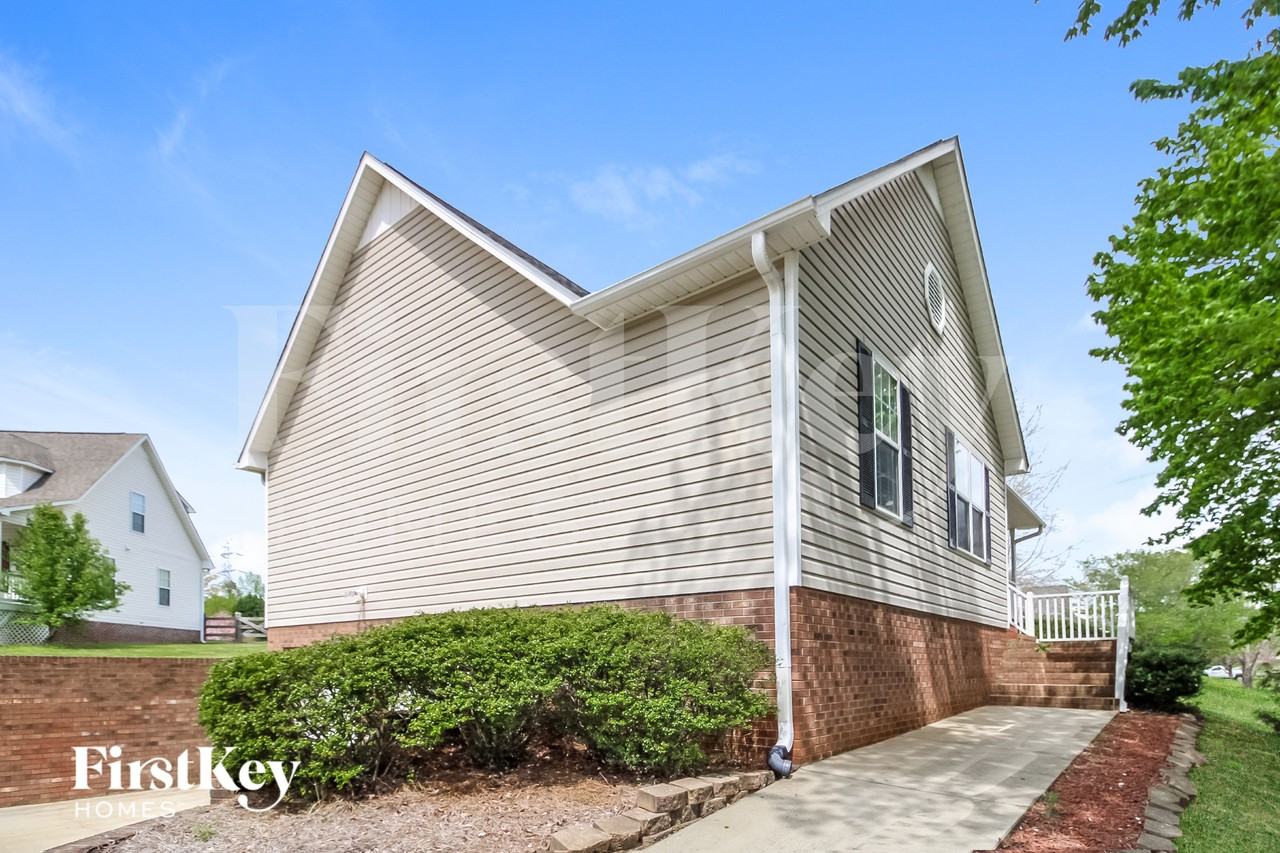 422 Twin Valley Dr - Photo 2 of 15