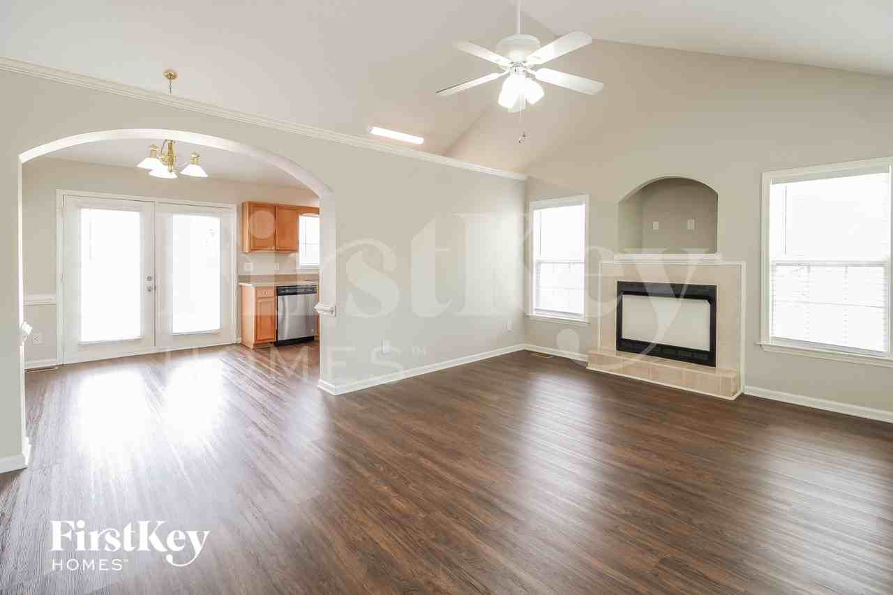 422 Twin Valley Dr - Photo 3 of 15