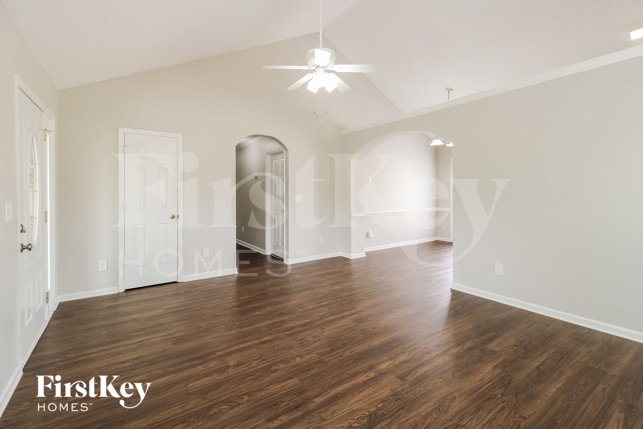 422 Twin Valley Dr - Photo 4 of 15