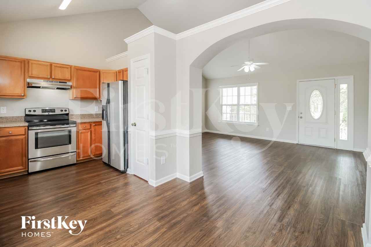 422 Twin Valley Dr - Photo 5 of 15