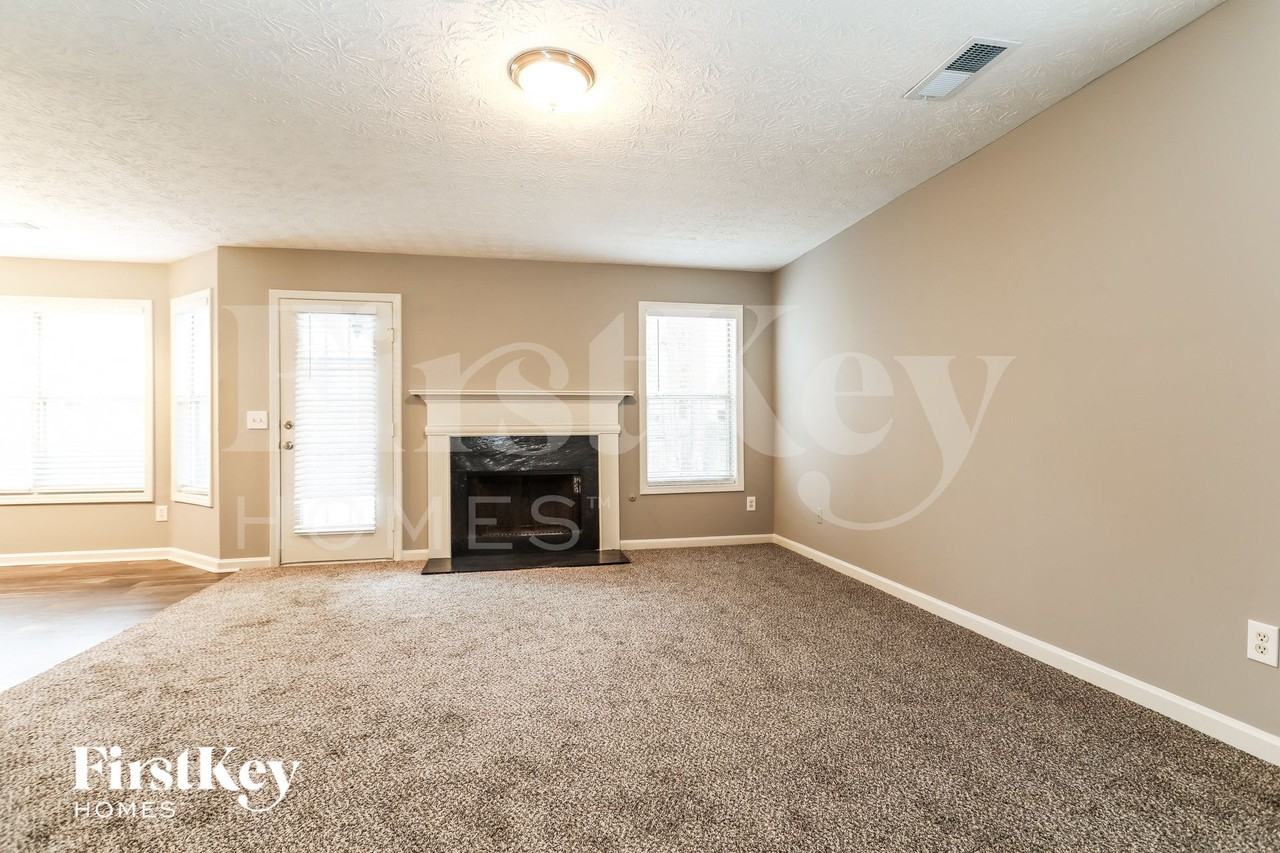 3985 Fallbrook Dr - Photo 2 of 15