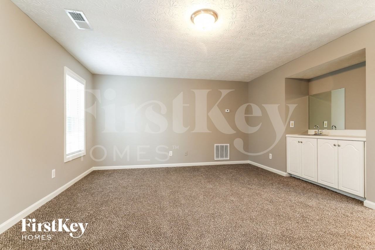 3985 Fallbrook Dr - Photo 3 of 15