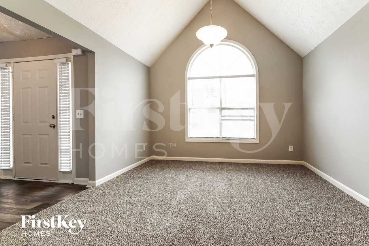 3985 Fallbrook Dr - Photo 4 of 15