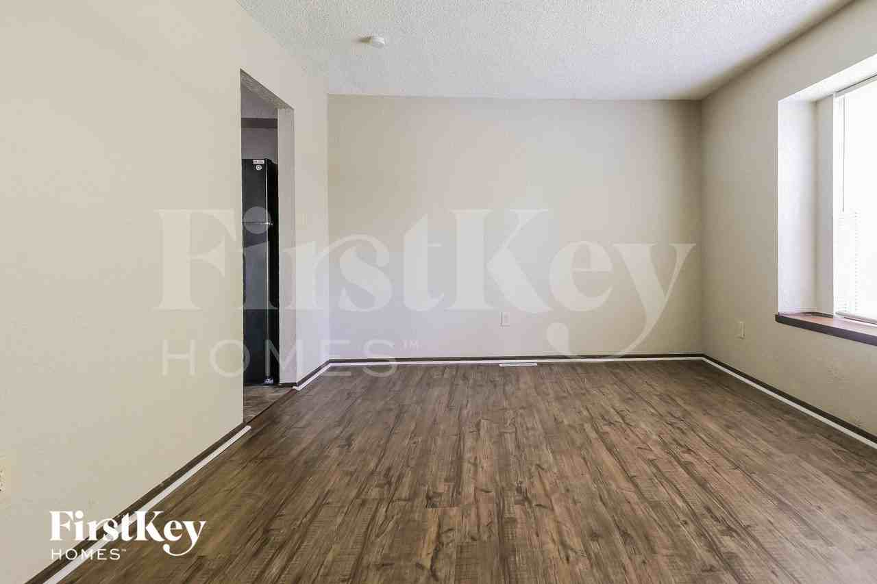 4501 Nw Amesbury Pl - Photo 3 of 15