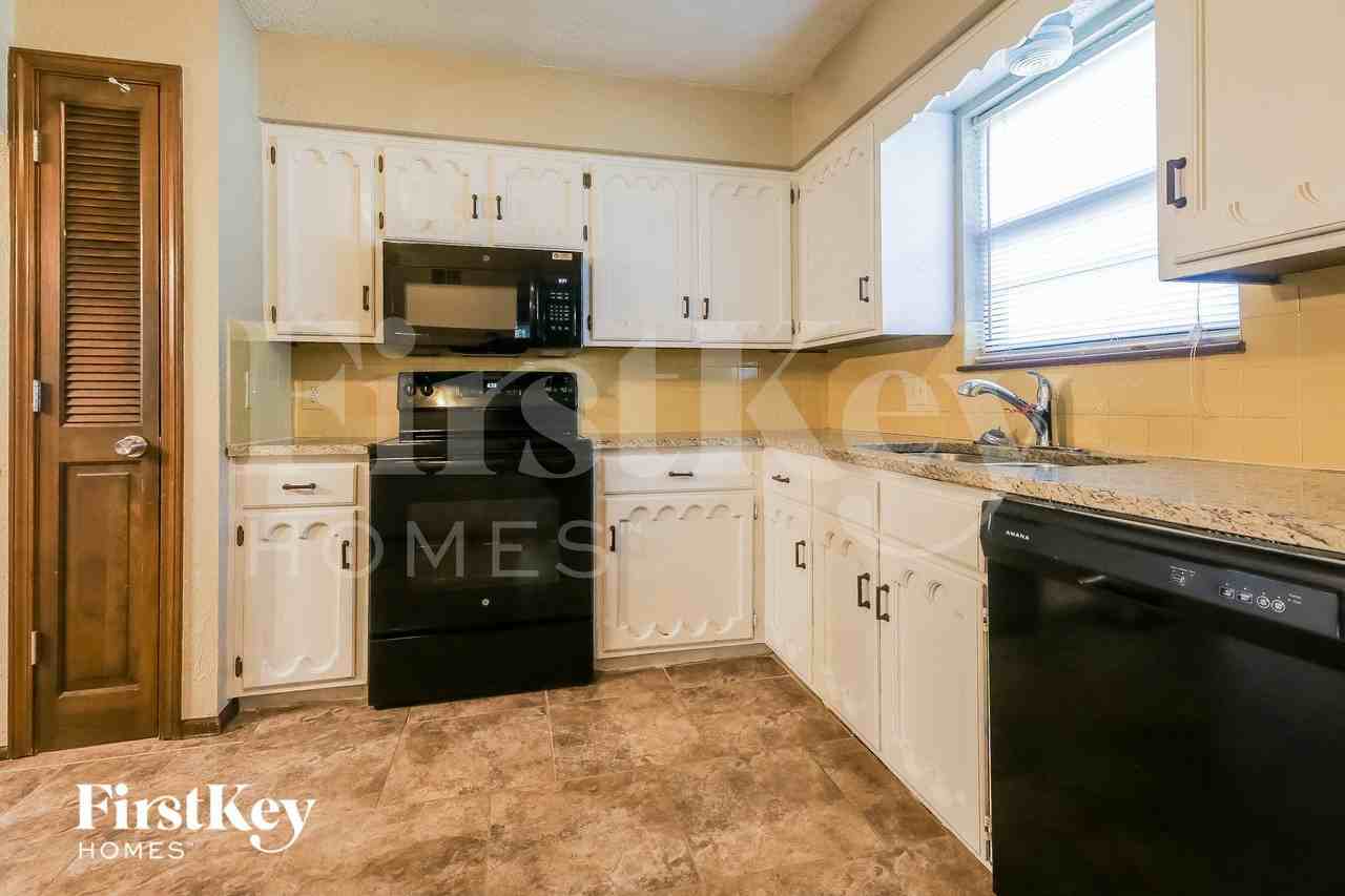 4501 Nw Amesbury Pl - Photo 6 of 15