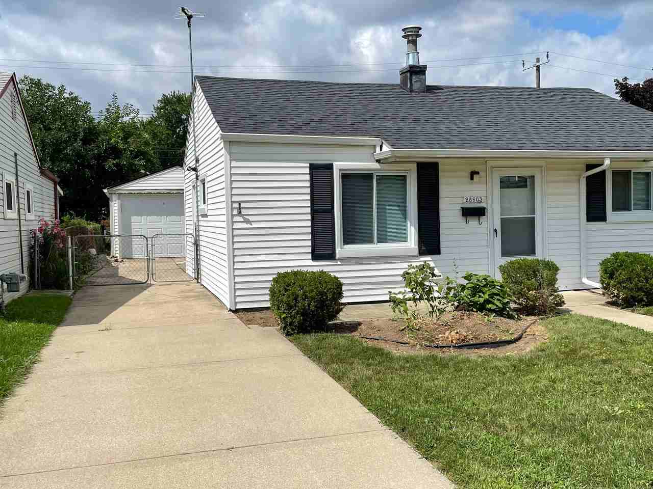 28603 Rosemont St - Photo 2 of 17