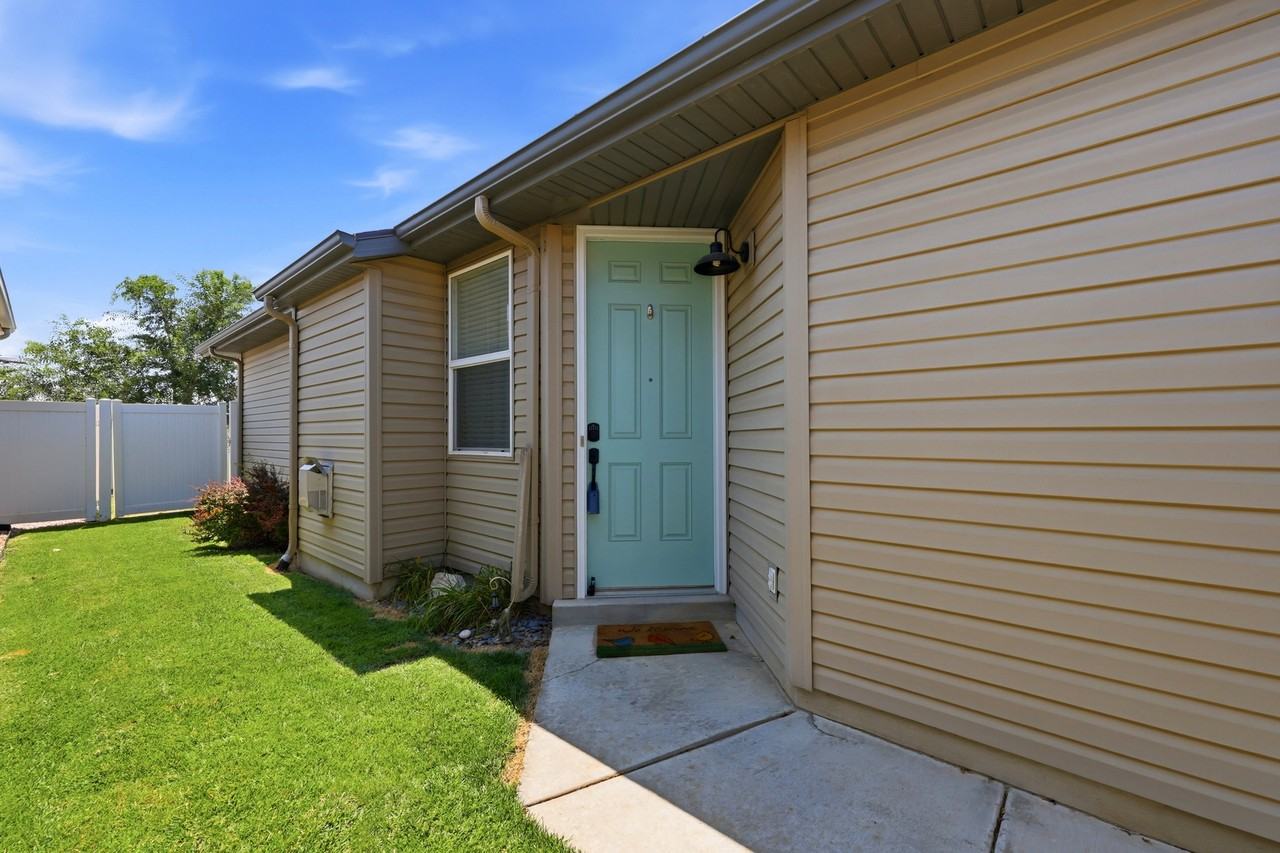 1113 W Haworth Dr - Photo 4 of 22