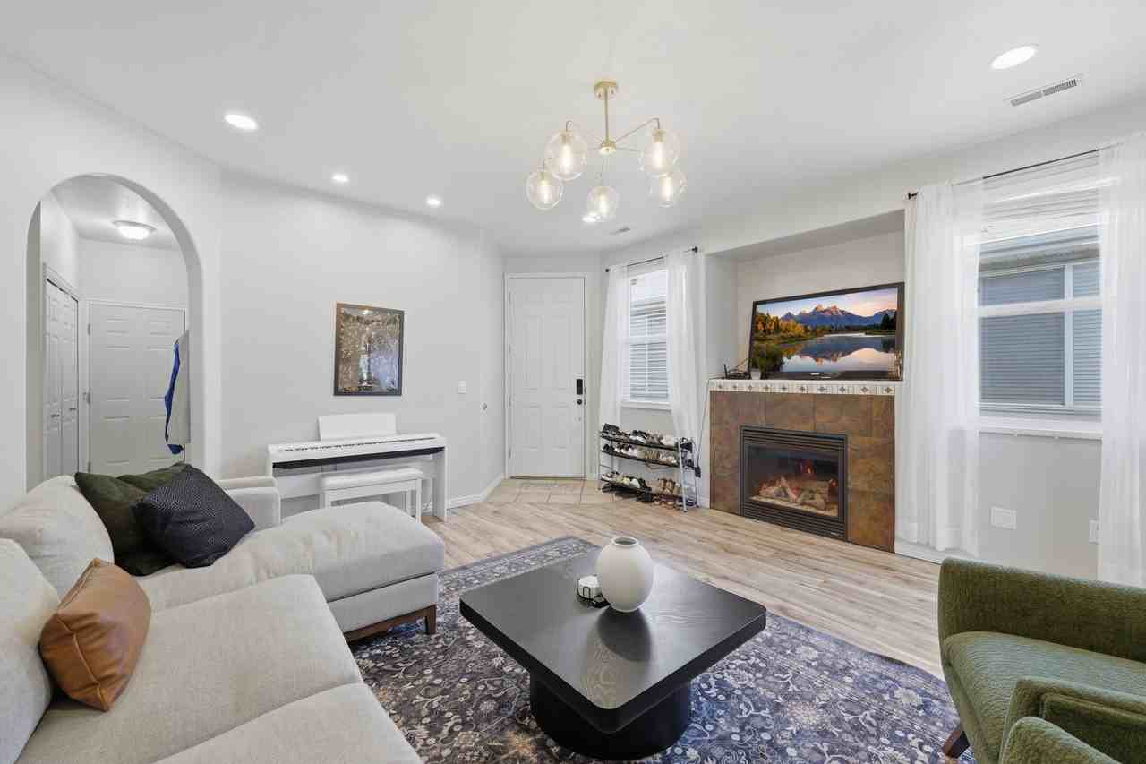 1113 W Haworth Dr - Photo 5 of 22
