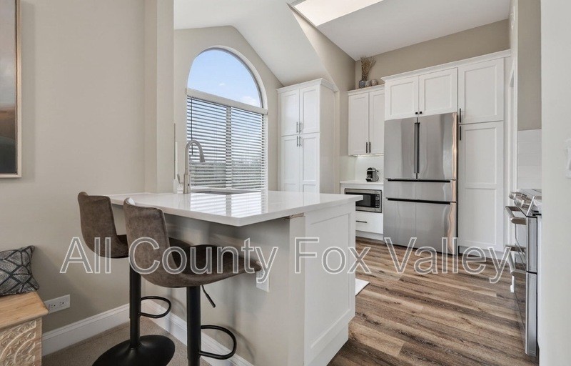962 Shoreline Rd - Photo 2 of 14