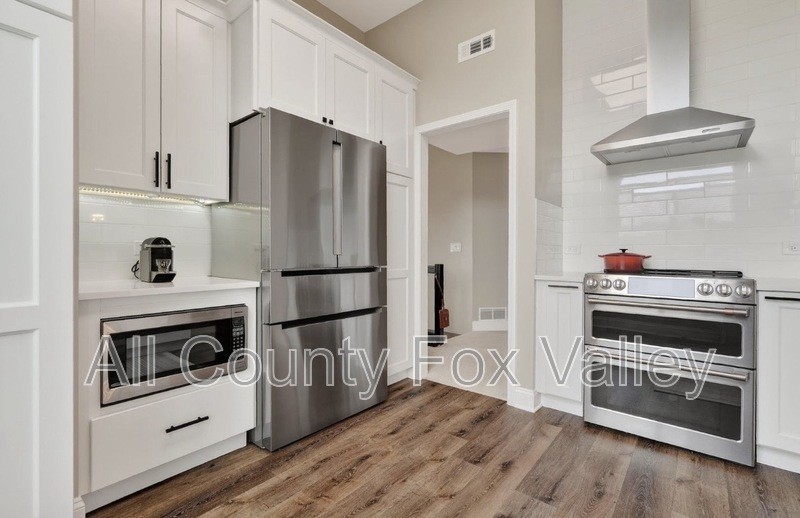 962 Shoreline Rd - Photo 3 of 14