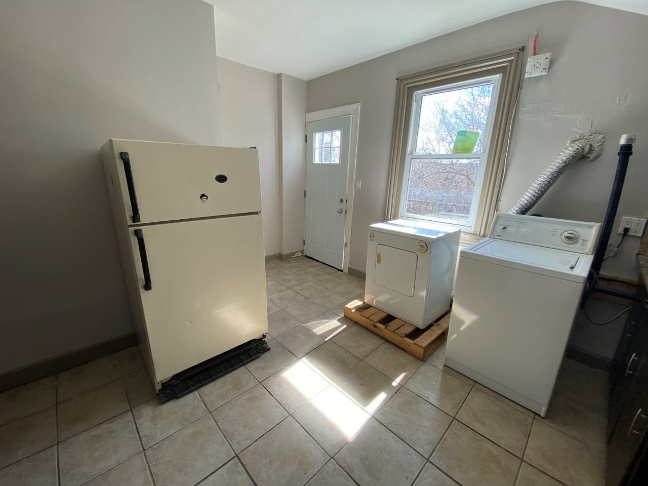 28 Eastchester Ave - Photo 3 of 9