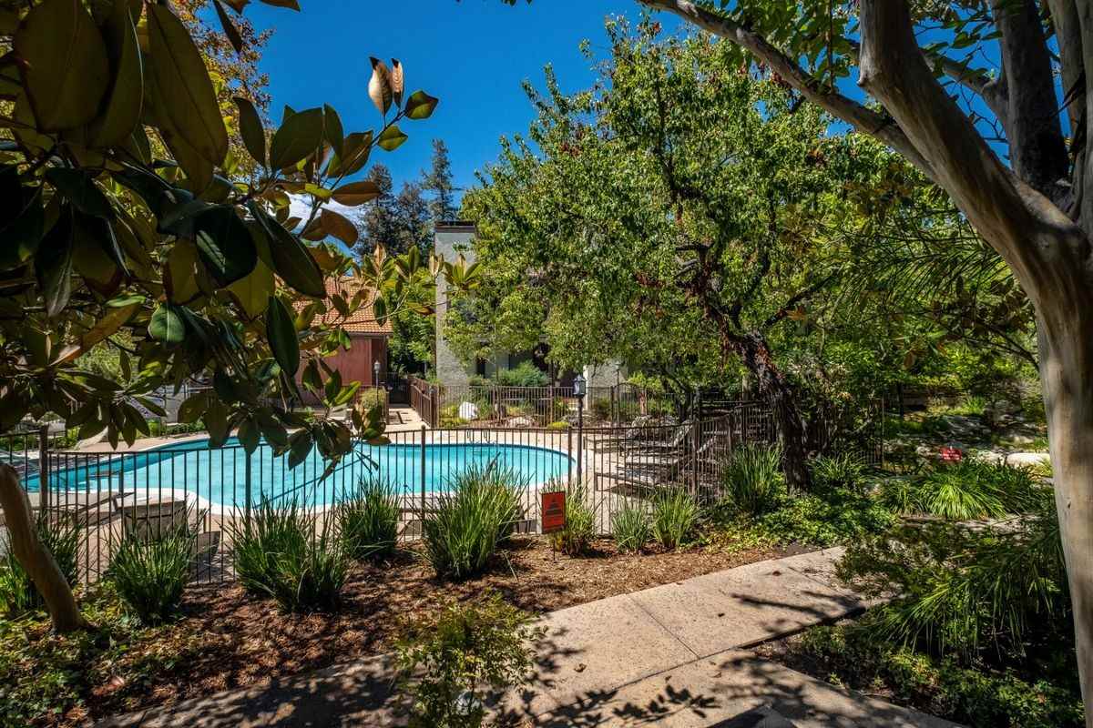 21931 Burbank Blvd ##40