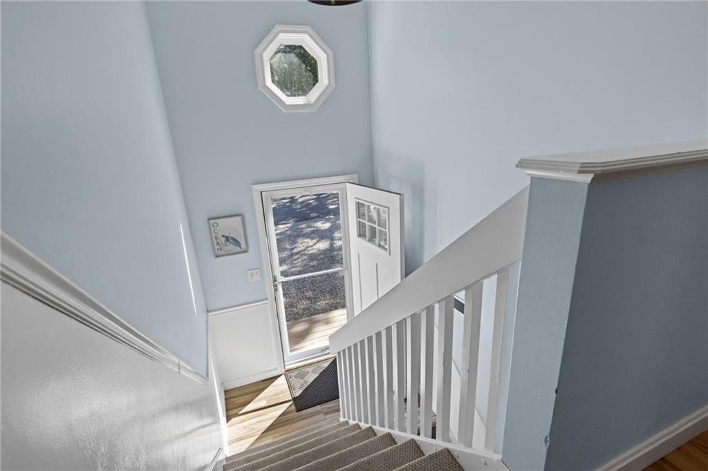 110 Winsor Ave - Photo 6 of 48