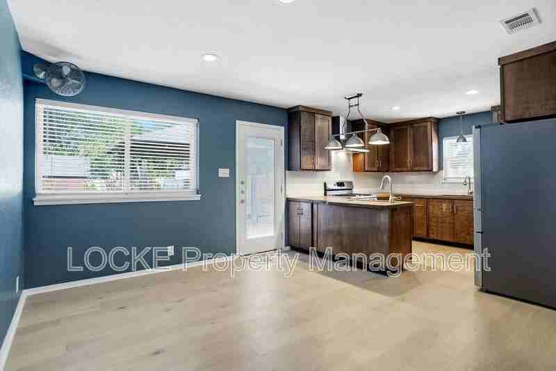 1004 Usher St - Photo 2 of 15