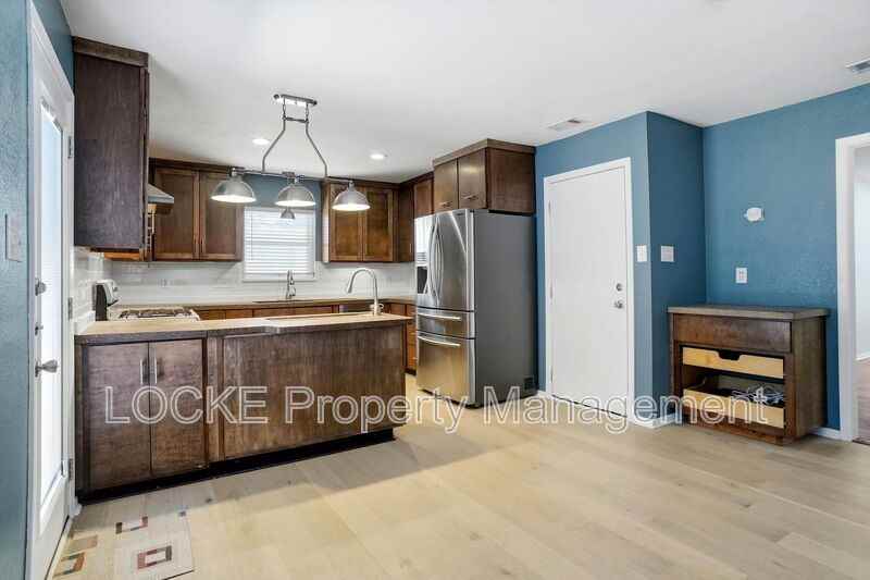 1004 Usher St - Photo 3 of 15