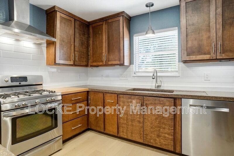 1004 Usher St - Photo 4 of 15