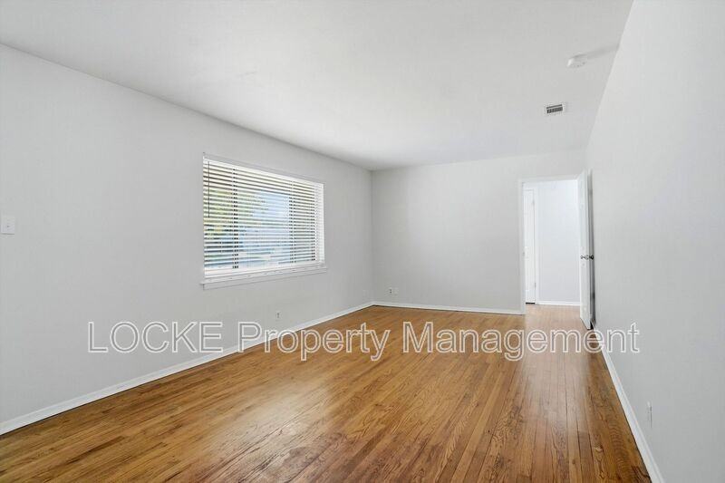 1004 Usher St - Photo 5 of 15