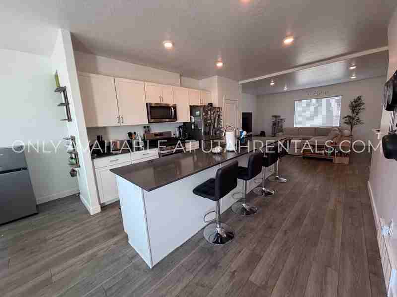 1139 E Hatch Row - Photo 4 of 34