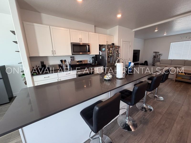 1139 E Hatch Row - Photo 6 of 34