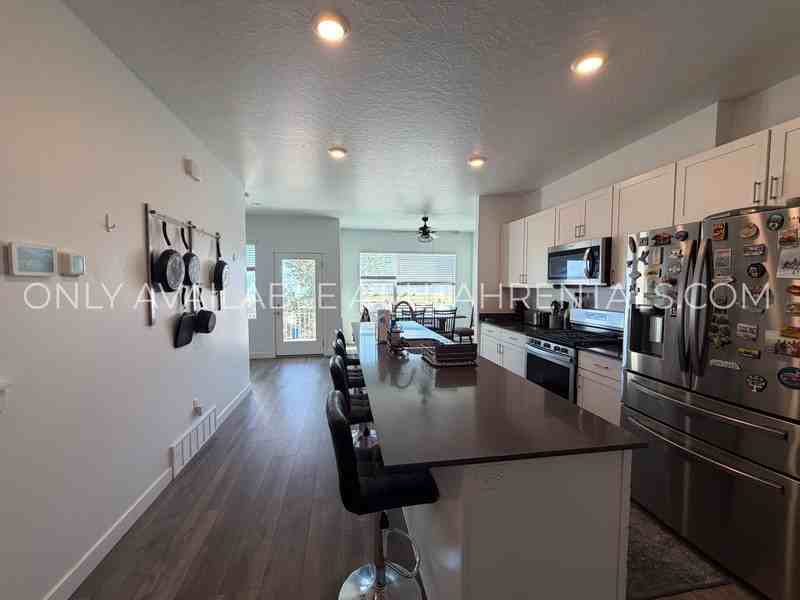 1139 E Hatch Row - Photo 7 of 34