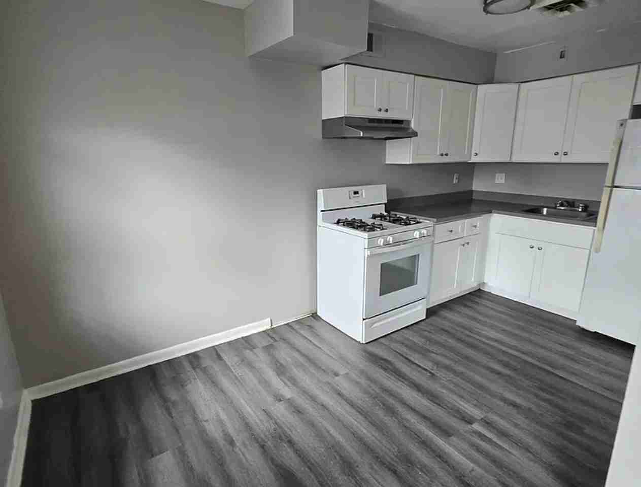 310 E 32nd St - Photo 4 of 5