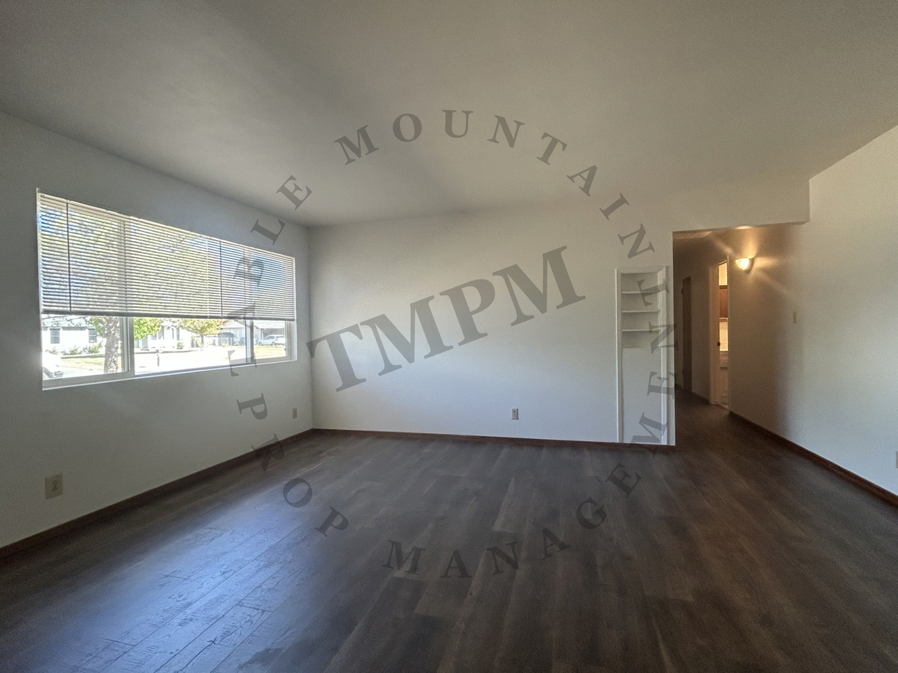 679 Siskiyou Ave - Photo 3 of 14