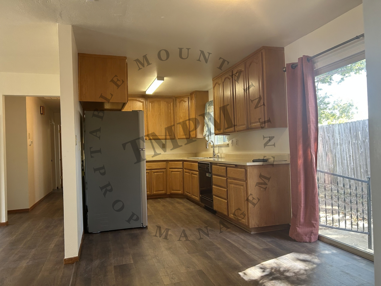 679 Siskiyou Ave - Photo 4 of 14