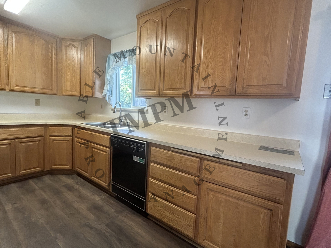 679 Siskiyou Ave - Photo 5 of 14