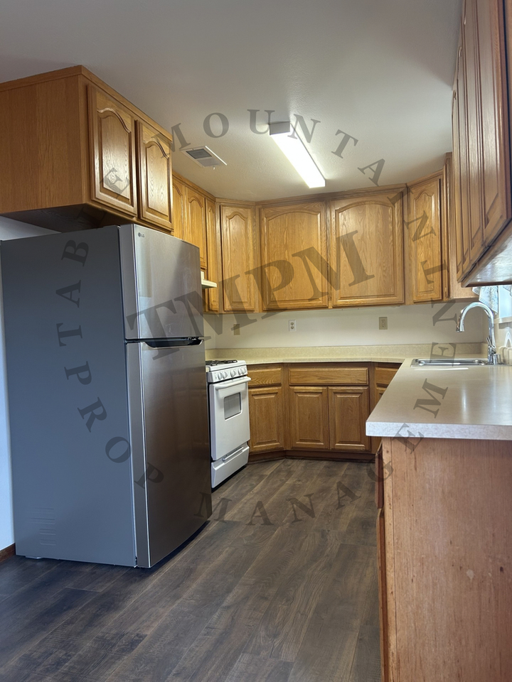 679 Siskiyou Ave - Photo 6 of 14