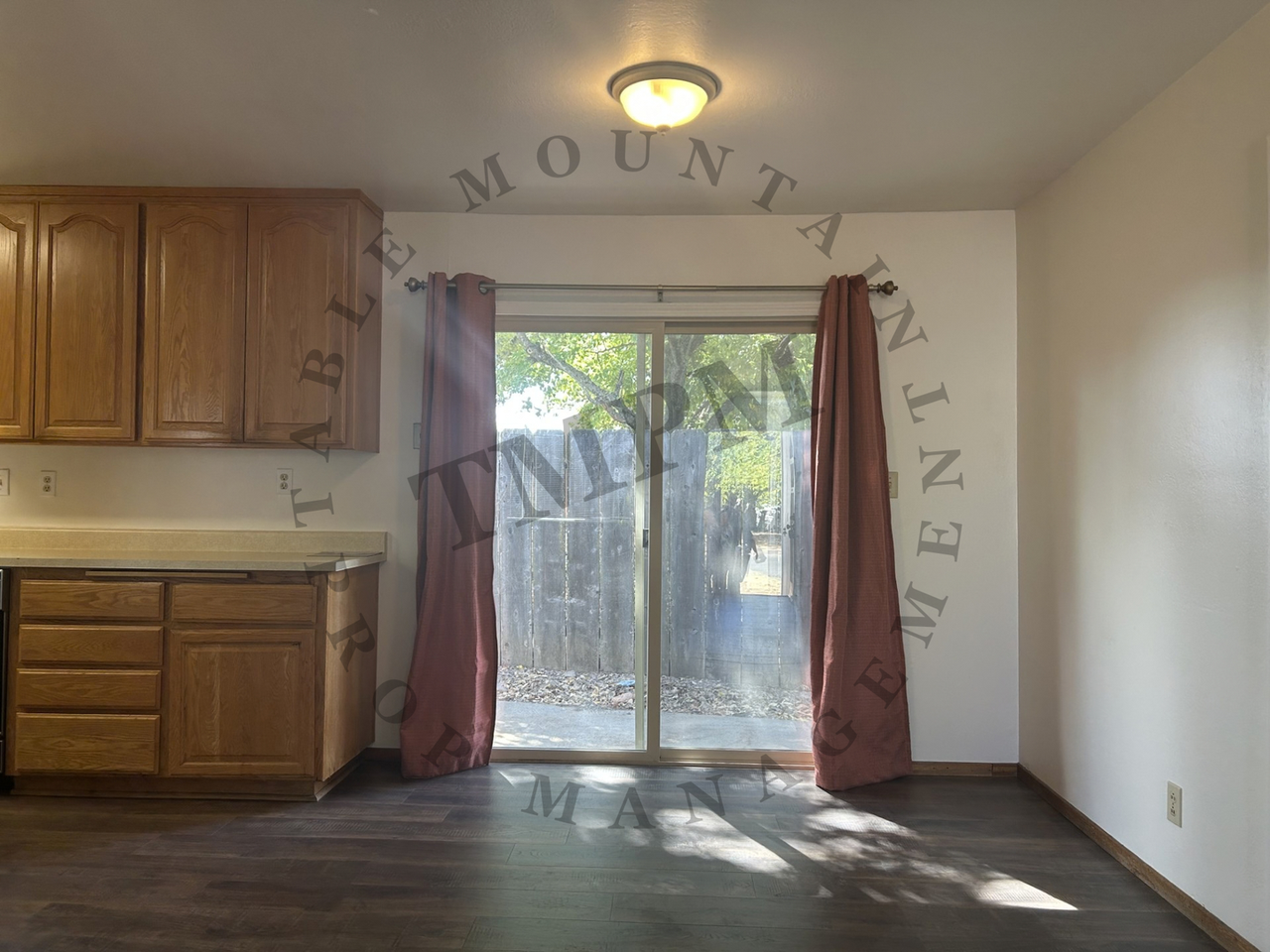 679 Siskiyou Ave - Photo 7 of 14