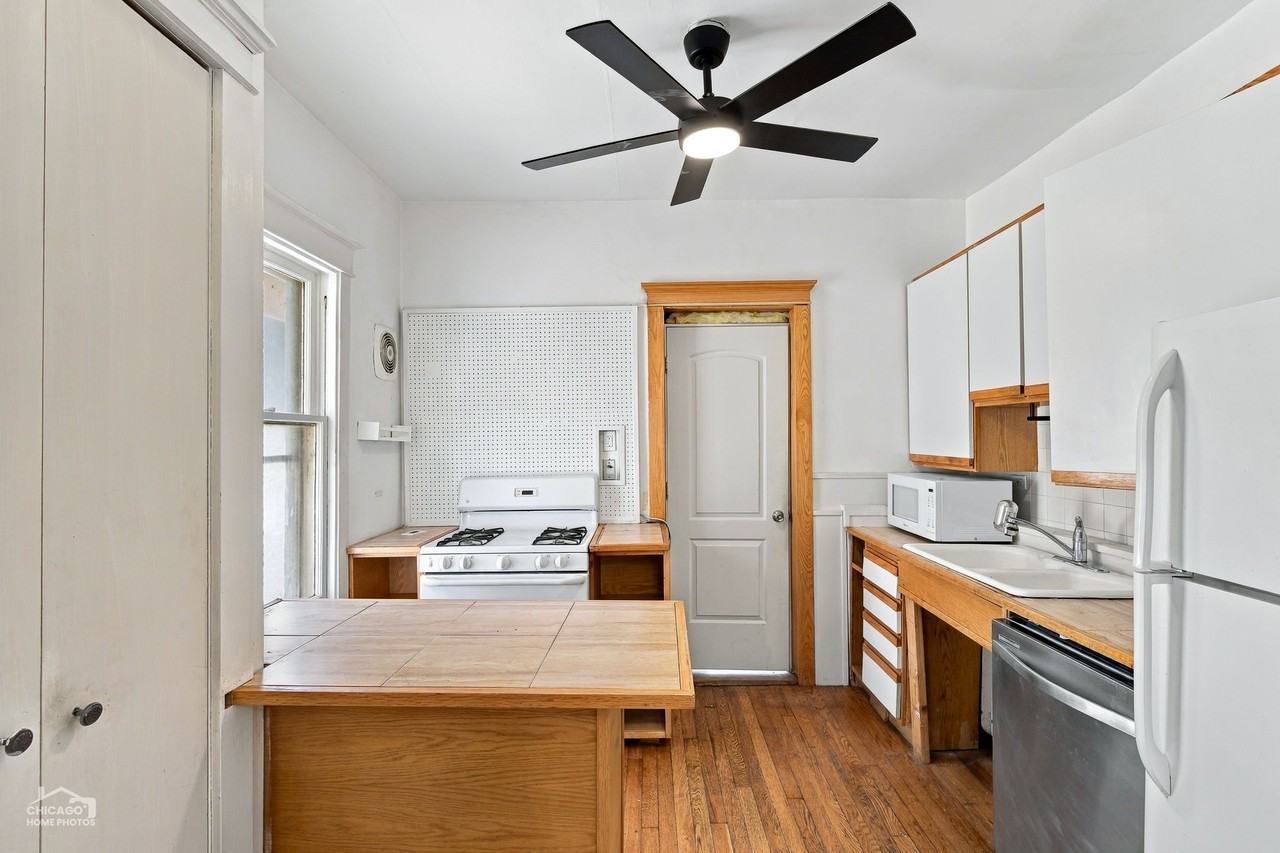 1104 Dempster St #2 - Photo 5 of 12