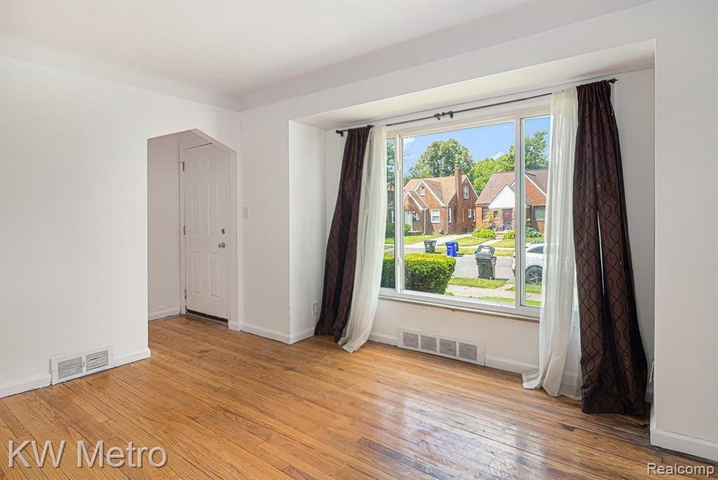 11416 Pierson St - Photo 4 of 18